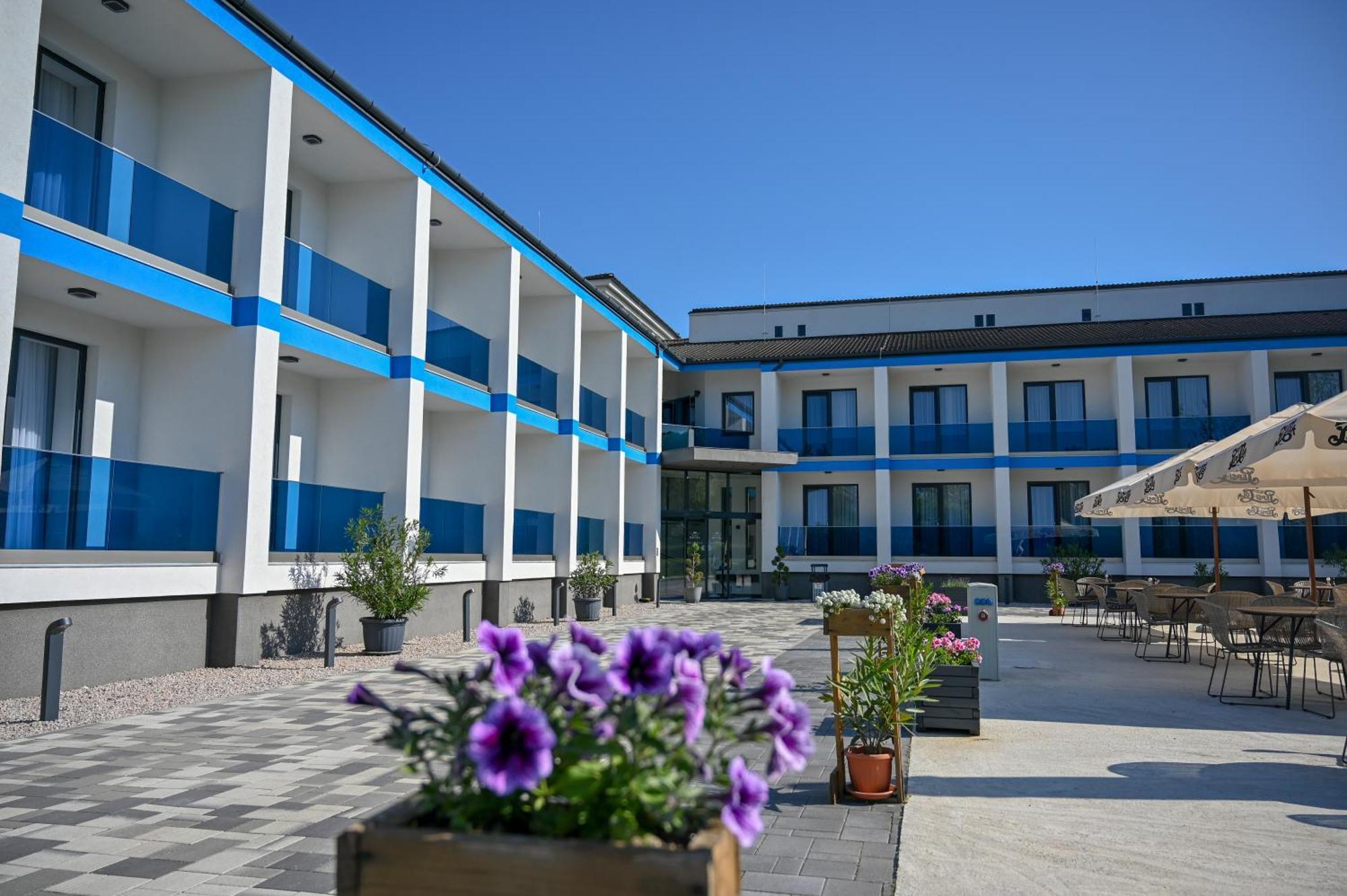 Nn Boutique Hotel Tiszaújváros Exteriér fotografie